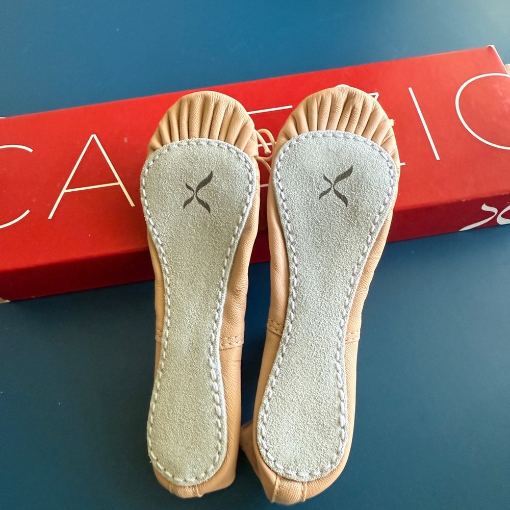 Capezio Child’s Pink Ballet Flats 10.5 NWT